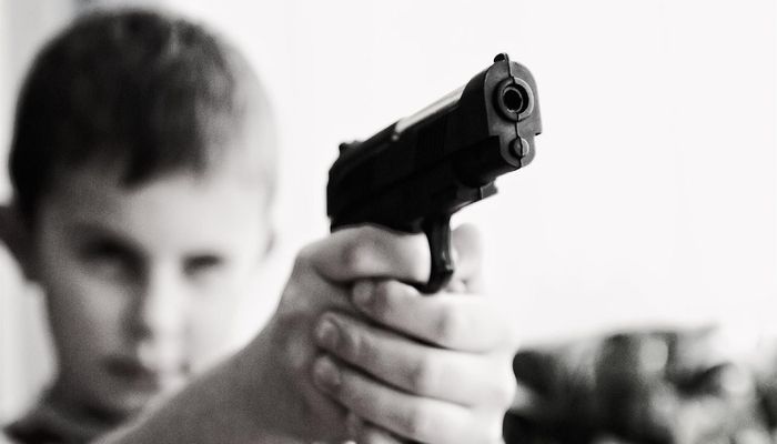 trẻ con cầm súng bắn